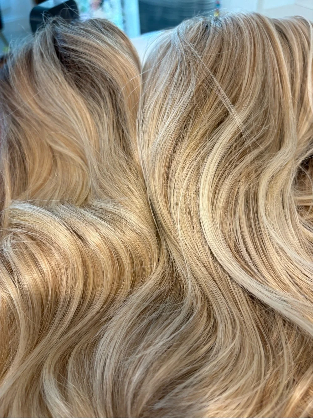 BELLE TRESS Biscotti Babe Blonde Rooted Heat Friendly Synthetic Wavy Wig.